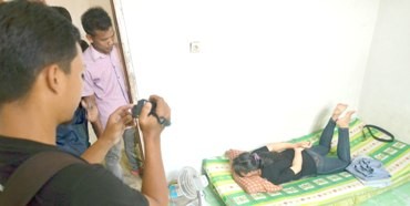 Eni Yuniarsih (17) siswi SMA Negeri 5 Kota Jambi memperagakan saat ia disekap dua perampok.